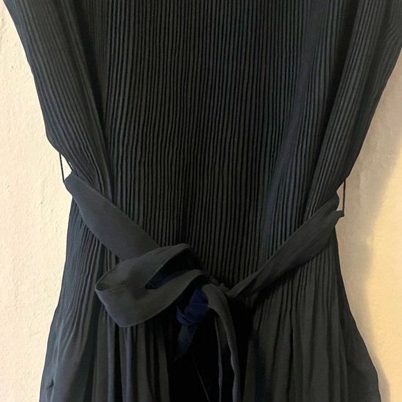 🏷️ Abercrombie & Fitch black pleated sleeveless mini dress with waist tie belt - Picture 6 of 17